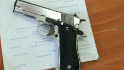 بالصور: الشرطة تضبط مسدساً ونصف كلغم من السموم في مدينة اللد